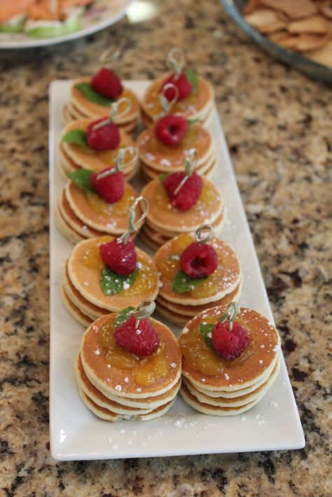 Mini Pancakes For Party, Bridal Shower Cupcakes Greenery, Pancake Brunch Party, Mini Pancakes Ideas, Valentines Day Brunch Ideas, Bridal Shower Snacks, Brunch For A Crowd, Brunch Setup, Bridesmaid Brunch