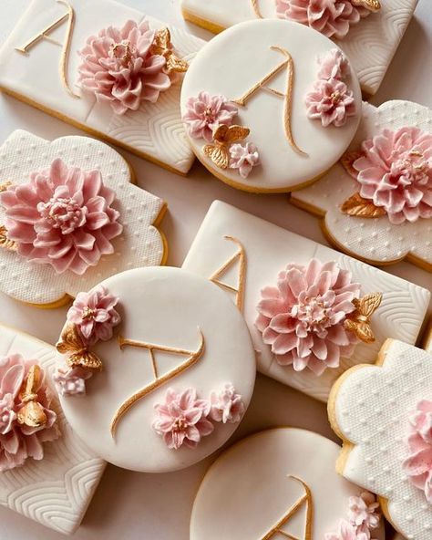 Flower And Butterfly Cookies, Cookies With Names On Them, Happy Birthday Cookies, 1st Birthday Cookies, Cookies Flowers, Flowers Cookies, Sweet 15 Ideas, Gold Cookies, Wedding Shower Cookies