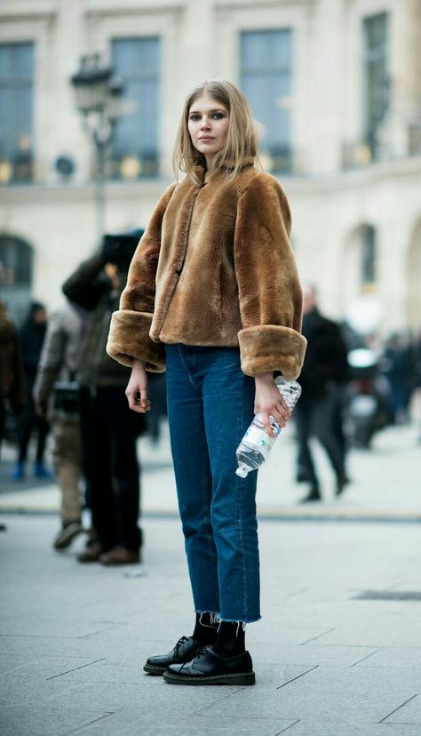 Short Brown Fur Coat Outfit, Short Fur Coat Outfit, Fur Coat Short, Fur Jacket Outfit, Short Fur Coat, Fur Coat Outfit, Colour Texture, Looks Street Style, Coat Outfits