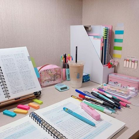 Study Table Organization Student, Study Table Organization, Table Organization, Focus Studying, Study Mode, Medicine Student, Study Board, Study Smarter, Studying Life