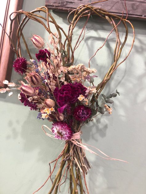 Dried Flower Valentine Ideas, Valentine's Day Diy Gifts To Sell, Valentines Dried Wreath, Dried Flower Heart Wreath, Dried Flowers Valentines Day, Valentines Dried Flowers, Dried Flower Garden, Dried Roses Ideas, Willow Heart