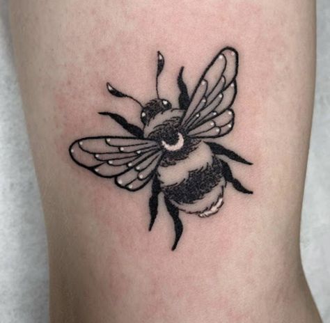 Bee Tattoo Meaning, Queen Bee Tattoo, Small Bee Tattoo, Honey Bee Tattoo, Bumble Bee Tattoo, Insect Tattoo, Bug Tattoo, Floral Tattoo Design, Sternum Tattoo