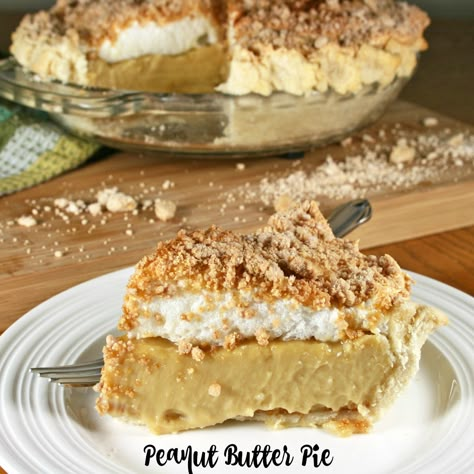 Creamy peanut butter pudding with peanut butter crumbles, airy, light meringue makes up this delicious peanut butter pie. Baked Peanut Butter Pie, Peach Crumble Pie, Peanut Butter Pudding, Cookie Crumble, Pudding Pie, Butter Pudding, Pie Day, Peanut Butter Desserts, Fresh Pineapple