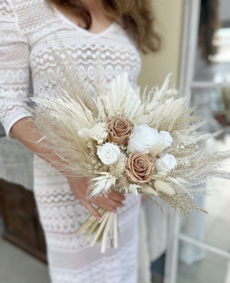 🌿 FEATURESDiscover a Unique Hand-tied Sand color Roses Boho Wedding Bouquet! This natural masterpiece, crafted using Preserved Roses and Dried Flowers adds timeless charm to your special day. 🌿MEASUREMENTSBridal XL: overall width approx. 20”/50cm (including greenery/pampas feathers)Bridal: overall width approx. 16”/40cm (including greenery/pampas feathers)Bridesmaid: overall width approx. 12”/30cm (including greenery/pampas feathers) 🌿Custom ordersWe welcome Custom orders, contact us. 🌿ADVAN Pampas Wedding Bouquet, Color Roses, Cascading Bridal Bouquets, Cascading Wedding Bouquets, Boho Wedding Bouquet, Rustic Wedding Bouquet, Preserved Roses, Boho Bridal, Sand Color