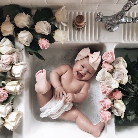 Foto Newborn, Baby Bath Time, Foto Baby, Milk Bath, Trendy Baby, Baby Family, Newborn Pictures