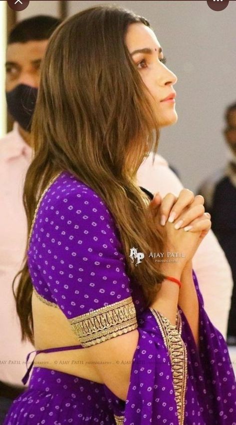 Alia Bhatt Purple Lehenga Blouse, Bandini Lehenga Choli, Blouse Designs Bandhani Saree, Bandini Lehenga Designs, Bandhani Blouse Pattern, Bandhni Blouse Designs Latest, Backless Blouse Designs, Lehenga Designs Simple, Fashionable Saree Blouse Designs