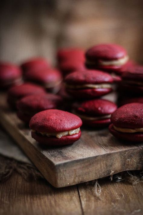 Maroon macarons Red Velvet Macarons, Red Velvet Whoopie Pies, Marsala Color, Caramel Filling, Whoopie Pie, Whoopie Pies, Food Crafts, Frappe, Macaroons