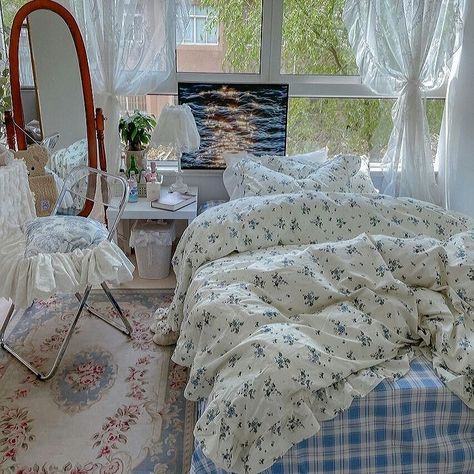 Fancy Aesthetic Bedroom, Aesthetic Bedroom Blue, Loveshack Fancy Aesthetic, Vintage Floral Bedroom, Loveshack Fancy, Fancy Aesthetic, Bedroom Victorian, Bedroom Blue, Flower Sheets