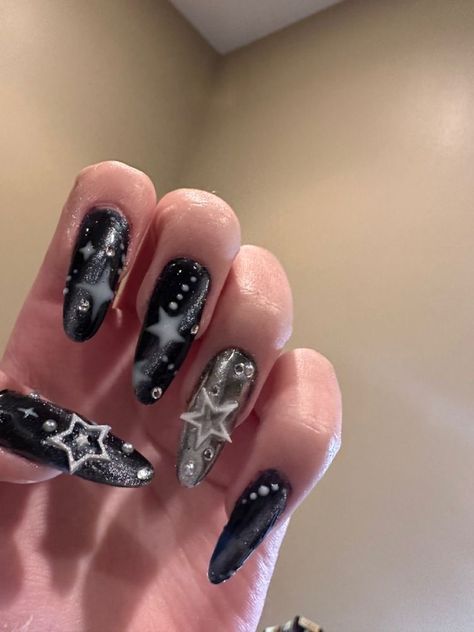 Star Themed Nails Y2k, Alt Y2k Nails, Star Y2k Nails, Star Grunge Aesthetic, Black Nails Y2k, Grunge Nails Acrylic 90s, Grunge Y2k Nails, Star Aesthetic Y2k, Emo Y2k Nails