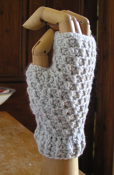 Moss stitch fingerless gloves pattern.  DK yarn. Diy Crochet Gloves, Fingerless Gloves Free Pattern, Gloves Free Pattern, Moss Stitch Crochet, Crochet Fingerless Gloves Free Pattern, Gloves Crochet Pattern, Fingerless Gloves Crochet, Crochet Wrist Warmers, Gloves Crochet