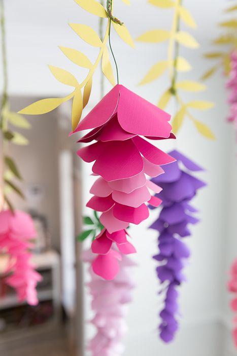 Learn how to make hanging flowers with this easy step-by-step tutorial for parties and weddings. Hanging Paper Flowers, Garden Classroom, Ceiling Decorations, Easy Paper Flowers, Paper Flower Wall Decor, Paper Wall Hanging, Paper Flower Decor, How To Make Paper Flowers, Paper Flower Bouquet