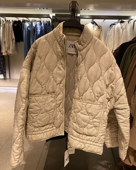 #zara #zarastyle Quilted Jacket Zara, Zara Mont, F1 Clothes, Sweat Outfits, Superstar Outfit, Sweats Outfit, Zara Jacket, Zara Fashion, Stockholm Fashion