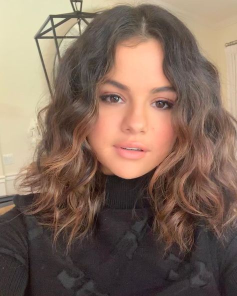 Selena Gomez’s New Curly Bob Is Total Fall #HairGoals - HelloGiggles Bob Riccio, Selena Gomez Hair, Curly Lob, Ombre Highlights, Selena Gomez Style, Long Bob Haircuts, Long Curly Hair, Long Curly, Natural Curls