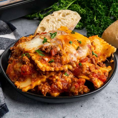 Crock Pot Ravioli Lasagna Crockpot Lasagna With Ravioli, Lasagna With Ravioli, Slow Cooker Baked Ziti, Beef Ravioli, Crockpot Lasagna Easy, Crockpot Ravioli, Crock Pot Lasagna Recipe, Lazy Lasagna, Ravioli Lasagna