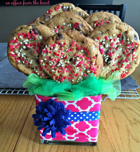 Diy Cookie Basket, Graduation Cookie Bouquet, Cookie Bouquet Ideas Diy, Chocolate Chip Cookie Bouquet, Diy Cookie Bouquet, Cookie Bouquet Ideas, Dessert Bouquet, Valentine Cookie Bouquets, Valentine Cookie Gifts