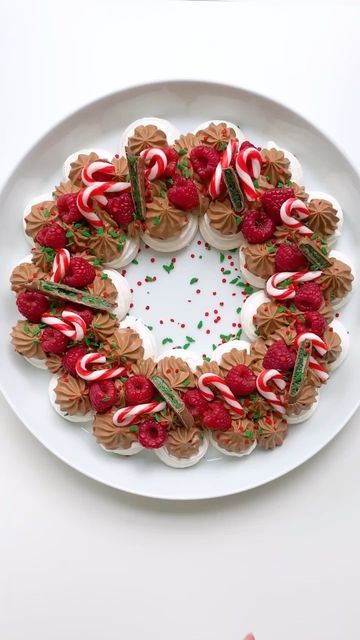 Pull Apart Pavlova Wreath, Cakes For Christmas, Pavlova Wreath, Meringue Nests, Aero Chocolate, Christmas Pavlova, Chocolate Pavlova, Xmas Recipes, Xmas Desserts