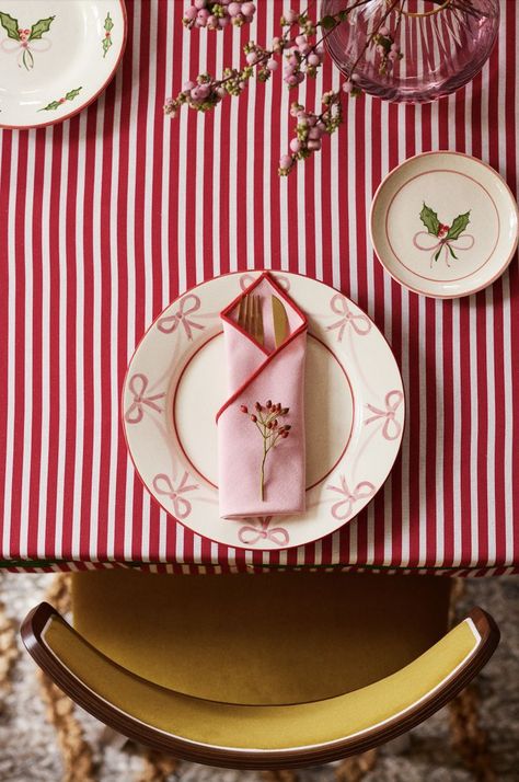 Pink And Red Christmas Table, Modern Christmas Tablescape, Valentines Table Decorations, Valentines Day Table Setting, Pink And Red Christmas Decor, Red Table Setting, Pink Christmas Table Setting, Red Tablescape, Valentines Tablescape