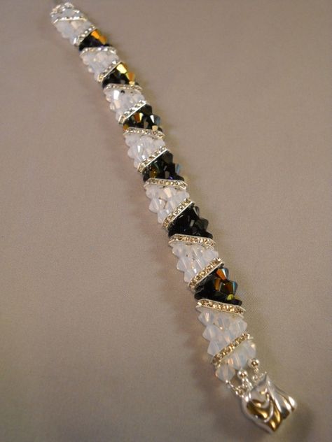 Bicone Bead Jewelry, Bracelet Inspiration, Beading Jewelery, Diy Bracelet Designs, Swarovski Crystal Bracelet, Beaded Bracelet Patterns, A Bracelet, Swarovski Jewelry, Diy Schmuck