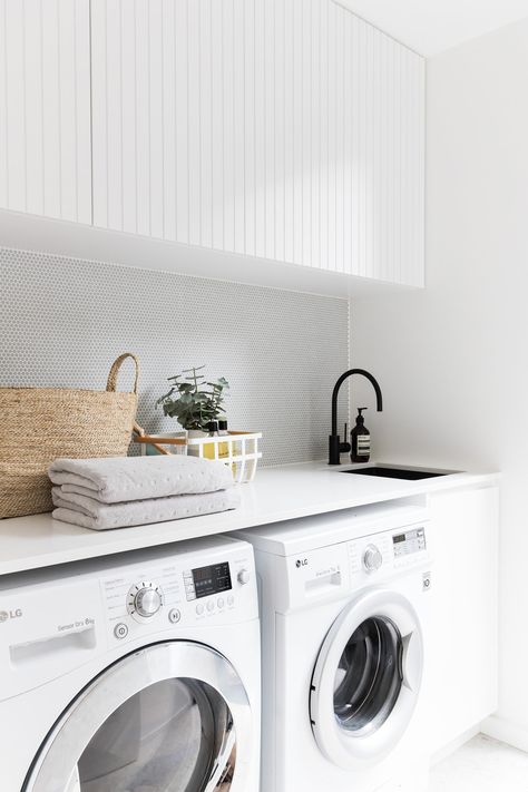 Laundry Nook, White Laundry Rooms, White Laundry, Laundry Design, Farmhouse Laundry, Modern Laundry Rooms, Laundry Room Inspiration, Vintage Laundry, Small Laundry Rooms