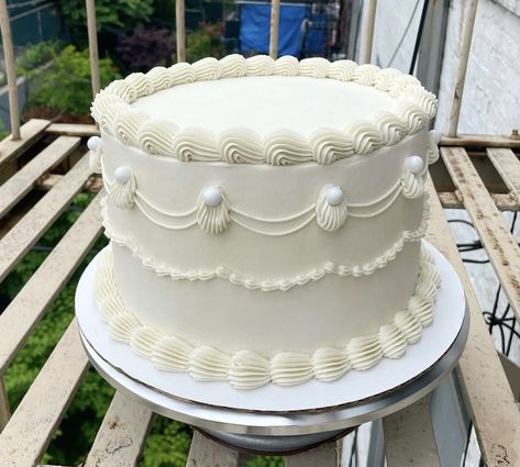 Plain Birthday Cakes Simple, Simple Piped Cake, Vintage Cake Round, Vintage Circle Cake, Circle Vintage Cake, Wedding Cake 1 Layer, Vintage Cake Simple, Round Vintage Cake, Small White Cake