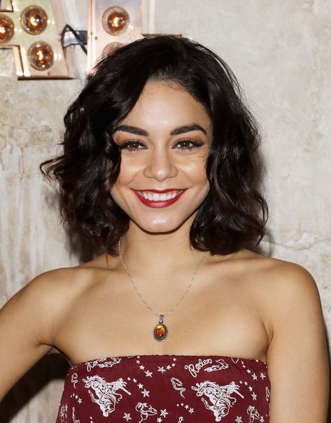 Vanessa Hudgens Short Hair Curly, Vanessa Hudgens Short Hair, Cute Short Hairstyles, Short Hair Curly, Haircuts For Frizzy Hair, Hair Makeover, Cute Hairstyles For Short Hair, Hair Curly, Curly Hair Tips