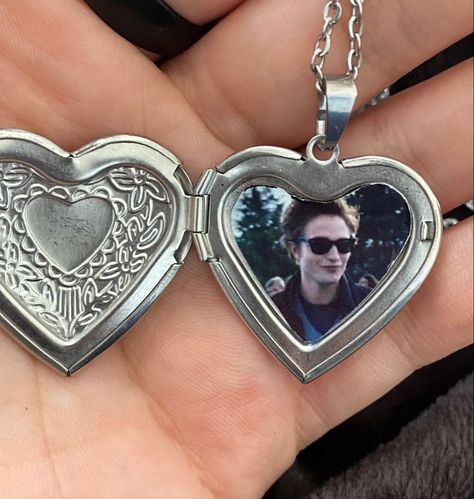 Locket Heart Necklace, Y2k Tiktok, Twilight Memes, Twilight Photos, Twilight Film, Twilight Pictures, Forever In My Heart, Twilight Fans, Heart Locket Necklace