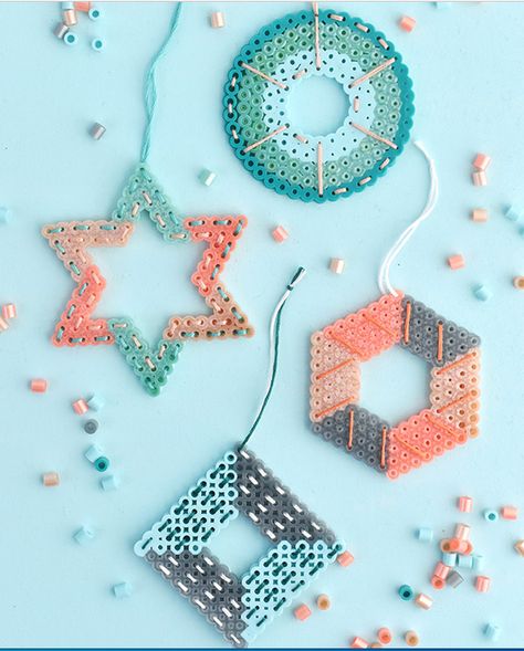 Perler Bead Ornaments, Perler Beads Art, Happy Crafts, Bead Ornaments, Handmade Charlotte, Hama Beads Design, Melting Beads, Iron Beads, Beaded Christmas Ornaments