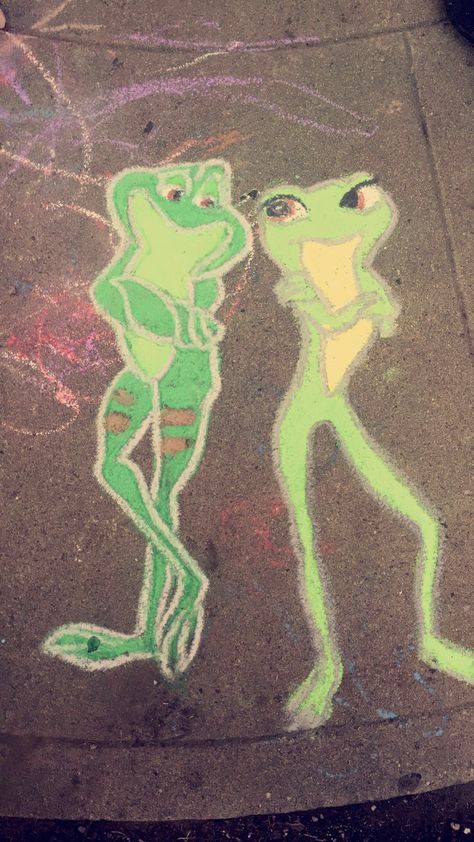 Princess And The Frog Chalk Art, Rainbow Chalk Art, Frog Chalk Art, Chalk Mural Sidewalk, Chalk Art Disney, Cool Sidewalk Chalk Art, Chalk Animals, Disney Chalk Art, Driveway Art