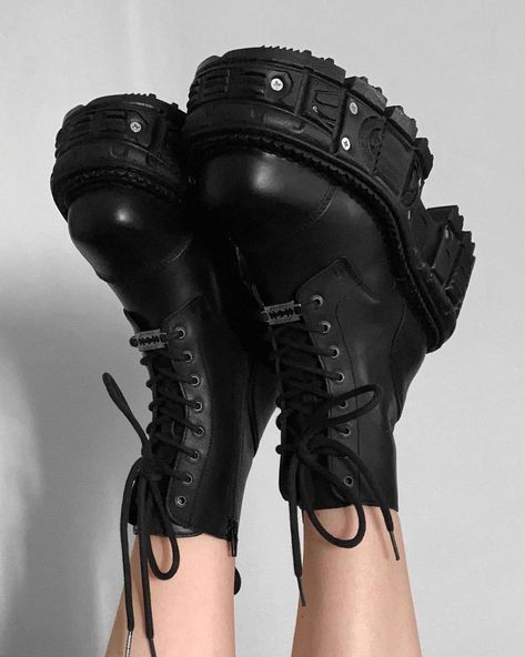 Black Docs, Trad Goth Outfits, Dark Shoes, Combat Boot Outfit, Y2k Heels, New Rock Boots, Gothic Boots, Zippers Fashion, Chunky Shoes