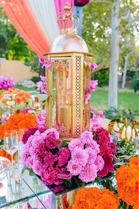 Photo By Maadhyam Events by Bindiya - Decorators Mehendi Centerpieces, Moroccan Mehendi, Arabian Nights Theme, Arabian Wedding, Arabian Nights Party, Moroccan Party, Raindrops And Roses, Moroccan Theme, Ramadan Decoration