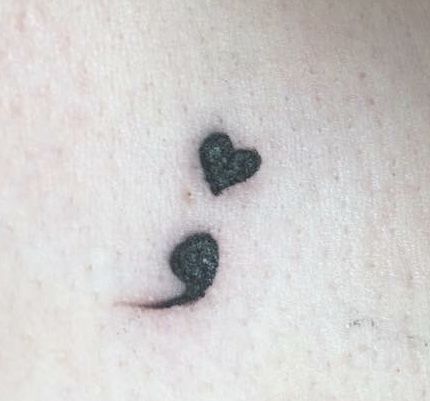 My tattoo 😍 Small Tattoo Grunge, Shoulder Tattoo Grunge, Emo Tattoos Ideas, Alternative Tattoos Grunge Simple, Small Grunge Tattoos Simple, Simple Grunge Tattoos, Grunge Tatoos, Small Emo Tattoos, Tattoo Ideas Grunge