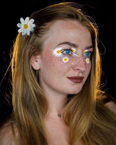 ✨ Bringing a touch of nature to my look with these dandelion-inspired flowers and white freckles. It’s all about letting your creativity blossom! 🌼💛 #Marcy404Makeup #CreativeMakeup #FlowerPower Daisy Makeup Look, White Freckles, Daisy Makeup, Yellow And White Flowers, Beauty Inspo, White Details, Spring Beauty, Beauty Routine, Creative Makeup