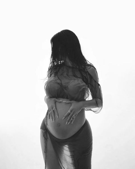 Kylie Jenner Pregnancy Photos, Kylie Jenner Maternity Shoot, Black Women Pregnant, Family Of 3 Maternity Pictures, Kim Pregnant, Jenner Pregnant, Kylie Pregnant, Kylie Jenner Pregnant, Kim Kardashian Pregnant