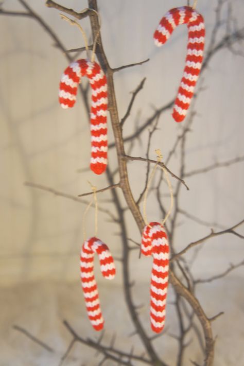 Christmas Decor – Knit Christmas Tree Ornament craft ideas. Knitted Candy Cane Patterns, Knit Candy Cane Pattern, Candy Cane Knitting Pattern, Christmas Tree Ornament Crafts, Knitted Christmas Decorations, Candy Cane Decorations, Christmas Knitting Patterns Free, Christmas Mix, Candy Cane Ornament