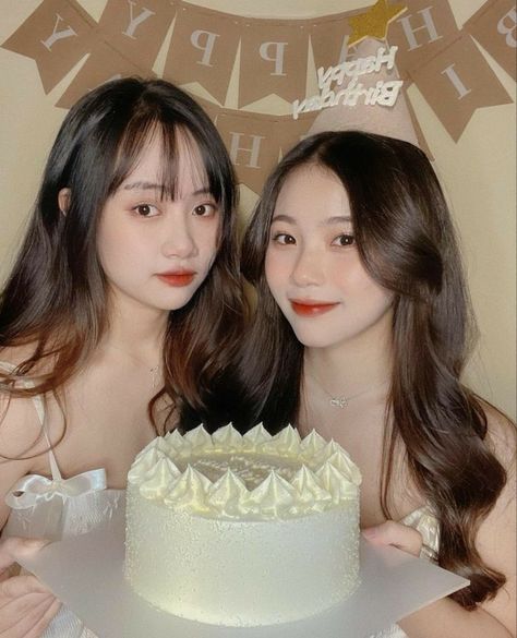 Ulzzang Girl Birthday Party, Birthday Dp, Cute Birthday Pictures, Korean Best Friends, Party Photoshoot, Korean Birthday, Uzzlang Girl, Cute Love Couple Images