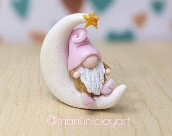 Clay Nomes, Clay Gnomes, Sculpey Ideas, Sitting On The Moon, Idee Babyshower, Clay Fairies, Clay Crafts Air Dry, Polymer Clay Christmas, Garden Gnome