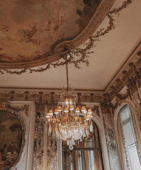 Royal Aesthetic Room, Le Meurice Paris, Old Mansions Interior, Vintage Mansion, متحف فني, Light Academia Aesthetic, Royalty Aesthetic, Royal Aesthetic, Princess Aesthetic