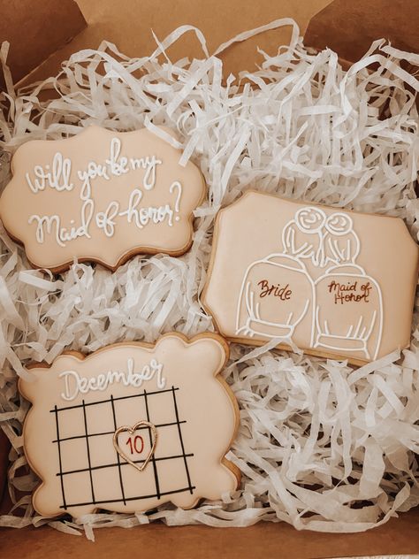 Maid Of Honor Proposal Cookies, Will You Be My Bridesmaid Sugar Cookie, Maid Of Honor Cookies, Will You Be My Bridesmaid Cookies, Bridesmaid Proposal Cookies, Cookie Themes, Bridesmaid Cookies, Wedding Cookies Decorated, Cookie Wedding