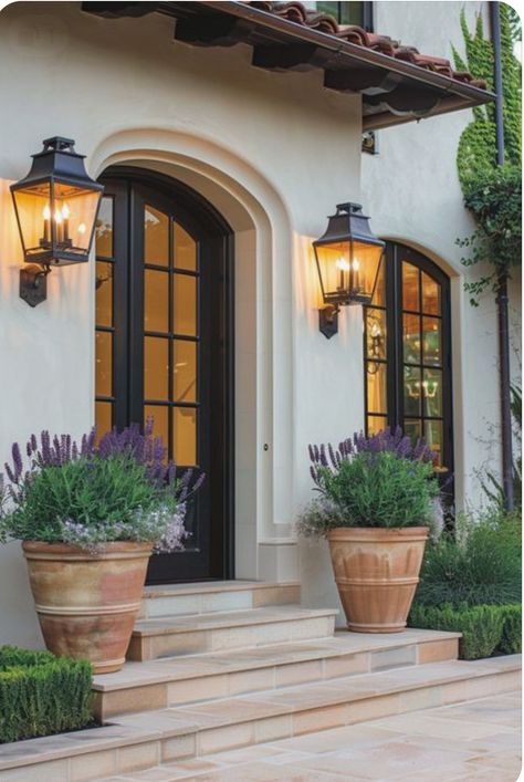 Front Door Way Ideas, Hanging Planter Ideas, Casa Country, Tuscan House, Spanish Style Home, Vertical Gardens, Spanish Style Homes, Casa Exterior, Planter Ideas