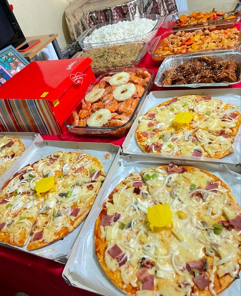 Simple Birthday Food Ideas Filipino, Pinoy Handaan Birthday, Pinoy Birthday Party Food, Birthday Food Ideas Filipino, Filipino Birthday Party Food, Pinoy Food Filipino Dishes, Asian Food Photography, Delicious Food Image, Eating Food Funny