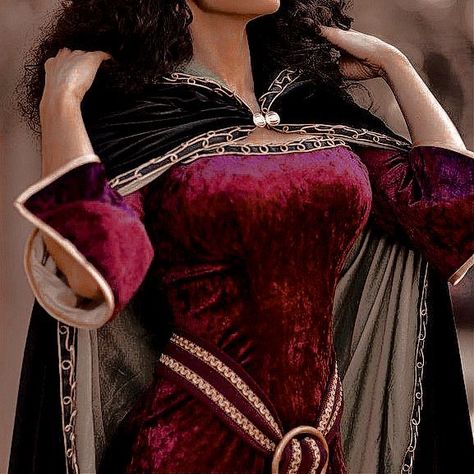 𝐅𝐨𝐥𝐥𝐨𝐰 𝐦𝐞 ∘ଂ #disney #villain Mother Gothel Halloween Costume, Mother Gothel Inspired Outfits, Auradon Prep Aesthetic, Mother Gothel Dress, Mother Gothel Aesthetic, Mother Gothel Cosplay, Mother Gothel Costume, Tangled Mother Gothel, Disney Villain Costumes