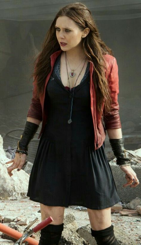 Scarlet Witch Halloween, Scarlet Witch Avengers, Marvel Halloween Costumes, Scarlet Witch Costume, Olsen Scarlet Witch, Scarlet Witch Cosplay, Avengers Outfits, Classic Halloween Costumes, Witch Dress