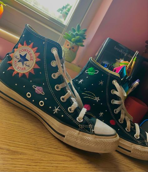 Mochila Grunge, Diy Converse, Converse Embroidery, Cool Converse, Mode Converse, Lily Calloway, Converse Design, Painted Converse, Embroidered Converse