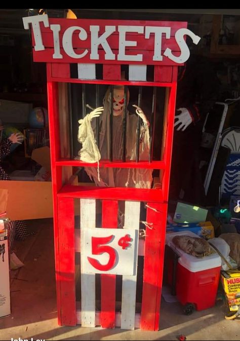 Scary Trunk Or Treat Ideas, Haunted House Circus Theme, Scary Clown Decorations Creepy Carnival, Evil Circus Creepy Carnival Diy, Circus Theme Haunted House, Creepy Carnival Ticket Booth, Halloween Carnevil, Candy Booth, Halloween Cubicle