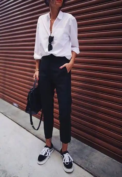 Vans Chic Outfit, Black And White Trainers Outfit, Monokrom Style, Black Chinos Outfit Women, Women Smart Casual Outfits, Vans Work Outfit, Outfit Vans, Minimalist Moda, Casual Chic Spring