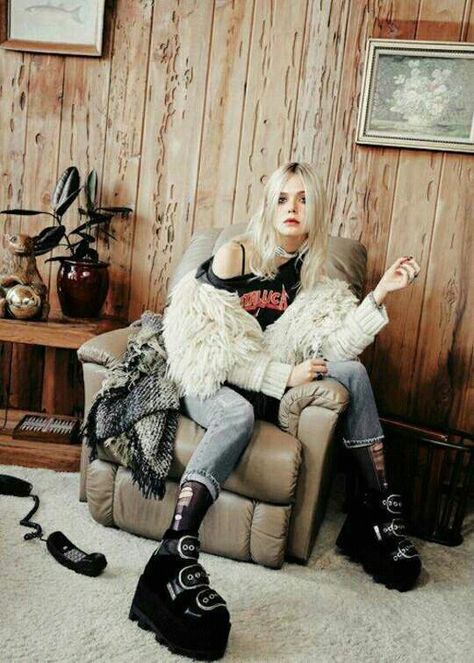 Elle Fanning Style, Hippie Rock, Dakota And Elle Fanning, Mode Emo, Goth Outfit, Nylon Magazine, Estilo Grunge, Dakota Fanning, Grunge Look