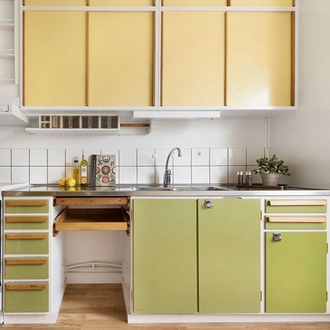 Fanny Bryggman Öhrn on Instagram: “Whipped egg and avocado in soft shades 🥑 This simple and elegant kitchen and house in Hässelby strand was built 1957. Images by…” 70s Scrapbook, Swedish Kitchen, 70s Kitchen, Baby Bathroom, Elegant Kitchens, Green Kitchen, Retro Kitchen, House Inspiration, Kitchen Renovation