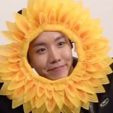 Bts Jhope, Yellow Aesthetic, All Things Cute, J Hope, Phone Themes, Bts Bangtan Boy, Bts Video, Jung Hoseok, Yellow Flowers