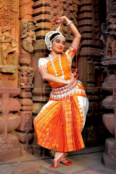 Odishi Dance Painting, Odissi Dance Poses, Odissi Dance Photography, Bharatanatyam Drawing, Odissi Dance, Indian Dance Costumes, Bharatanatyam Costume, Indian Classical Dancer, Bharatanatyam Poses