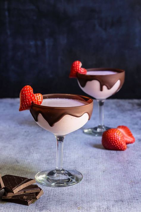 Chocolate strawberry martini recipe Chocolate Strawberry Martini, Valentines Cocktails, Strawberry Martini, Strawberries And Chocolate, Valentine Drinks, Valentine Cocktails, Dessert Design, Chocolate Creme, Martini Recipes